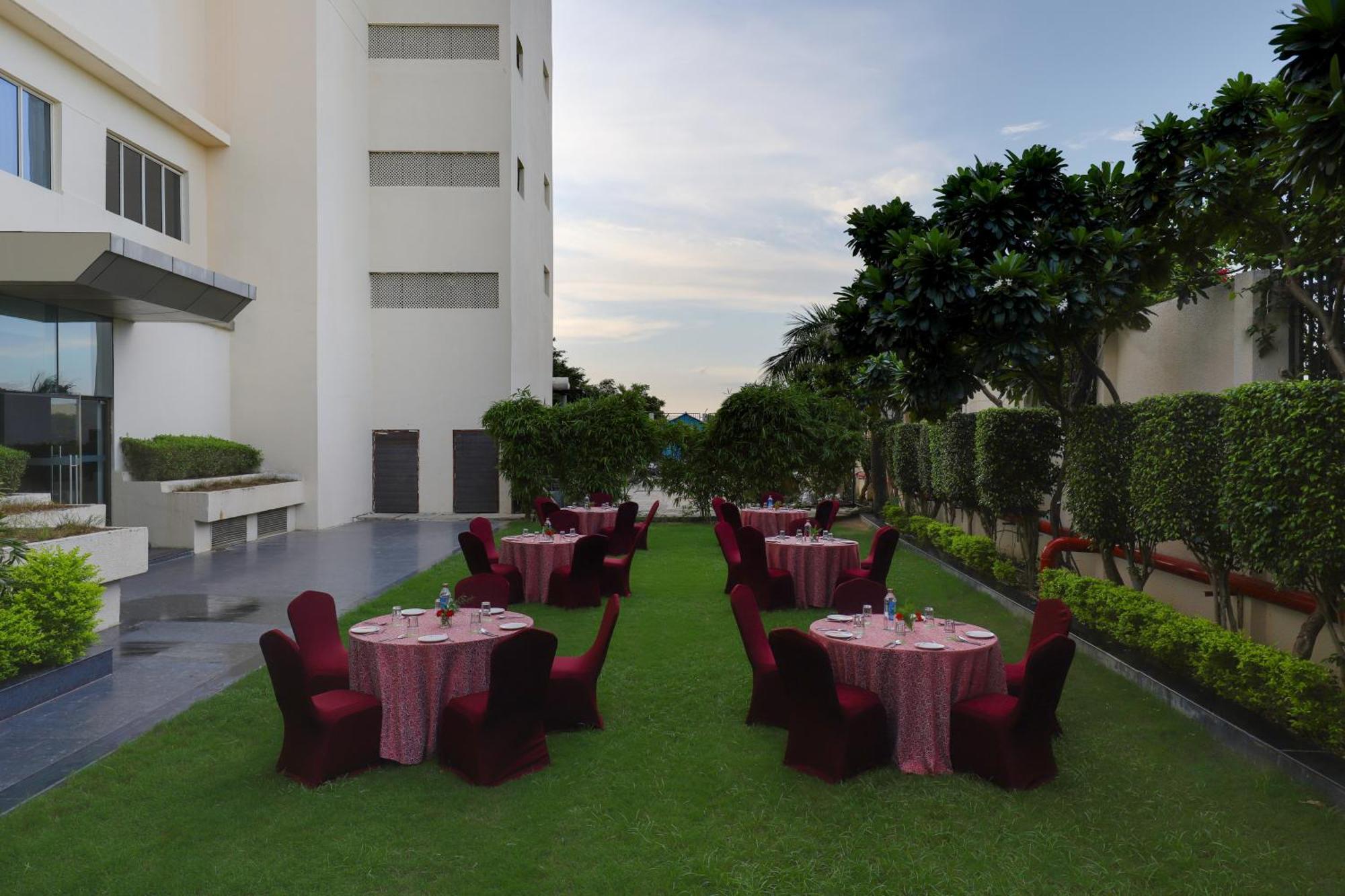 Ramada Plaza By Wyndham Agra Hotel Agra  Bagian luar foto